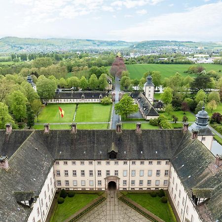 Luxus Wohnen Im Schloss Corvey Fuer 1-6 Gaeste Im Unesco Weltkulturerbe Hoexter Weserbergland Free W-Lan Parken Netflix Fuer Familien Paare Und Geschaeftsreisende Inkl Handtuecher Seife Nintendo Switch Uvm Buitenkant foto