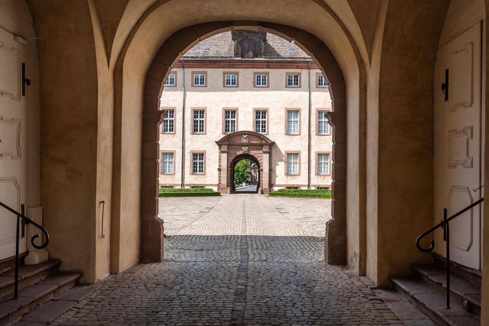 Luxus Wohnen Im Schloss Corvey Fuer 1-6 Gaeste Im Unesco Weltkulturerbe Hoexter Weserbergland Free W-Lan Parken Netflix Fuer Familien Paare Und Geschaeftsreisende Inkl Handtuecher Seife Nintendo Switch Uvm Buitenkant foto
